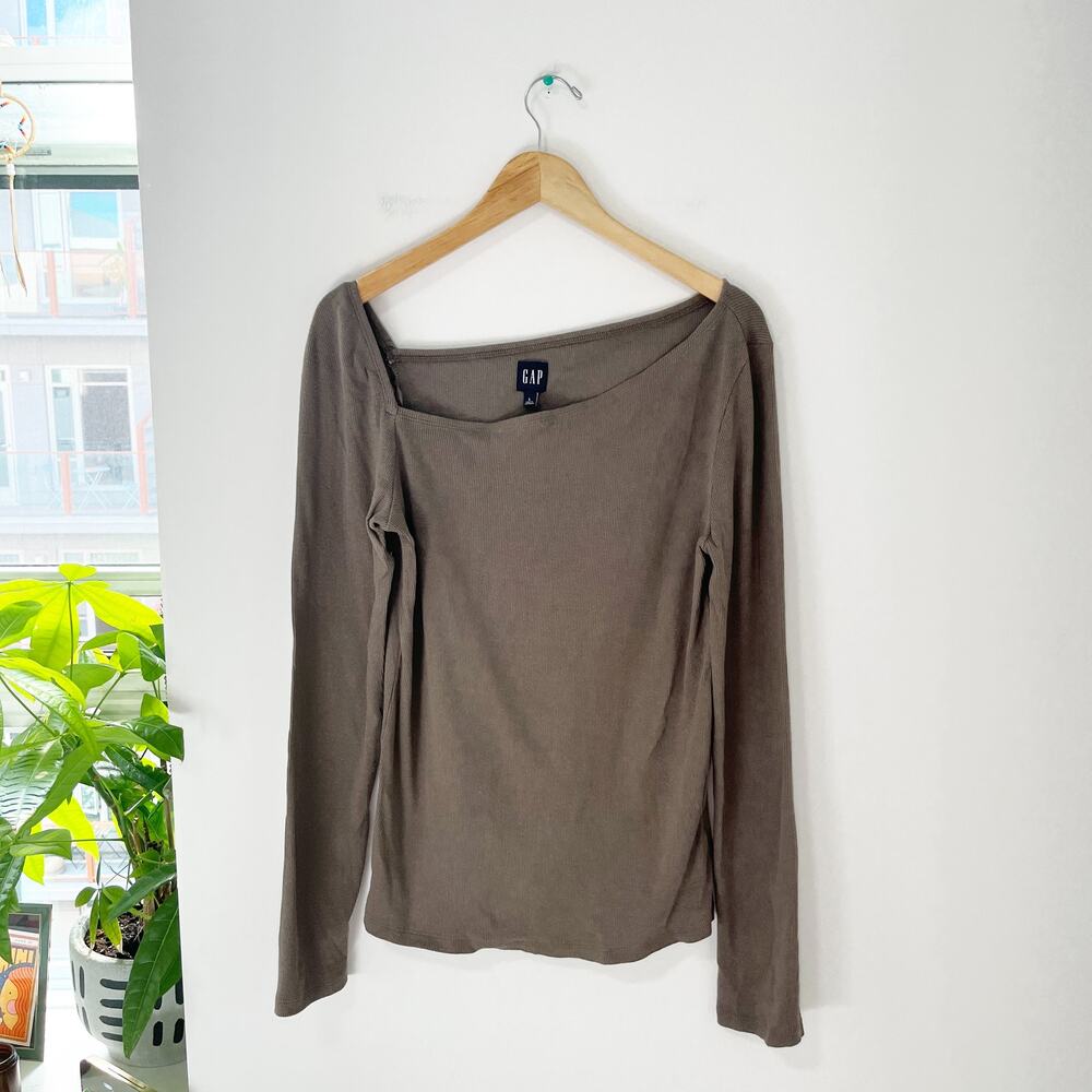 GAP Long Sleeve Scoop Neck Tee in Olive Brown